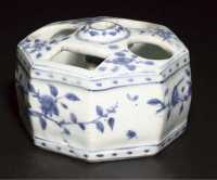 16th century A blue and white octagonal brush and ink stand
